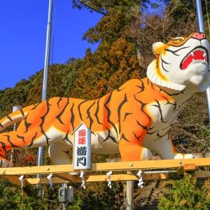 無料壁紙 寅年のジャンボ干支（開運潜門）。PCとデスクトップ壁紙に最適な4K高画質の無料壁紙。三重県津市の辰水神社のジャンボ干支で撮影したフリー写真素材