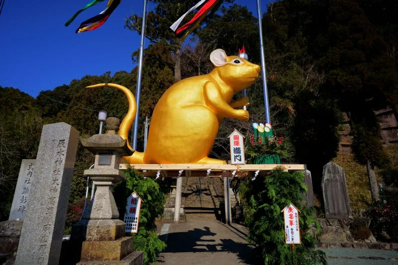 無料壁紙 開運潜門。PCとデスクトップ壁紙に最適な4K高画質の無料壁紙。三重県津市の辰水神社のジャンボ干支で撮影したフリー写真素材