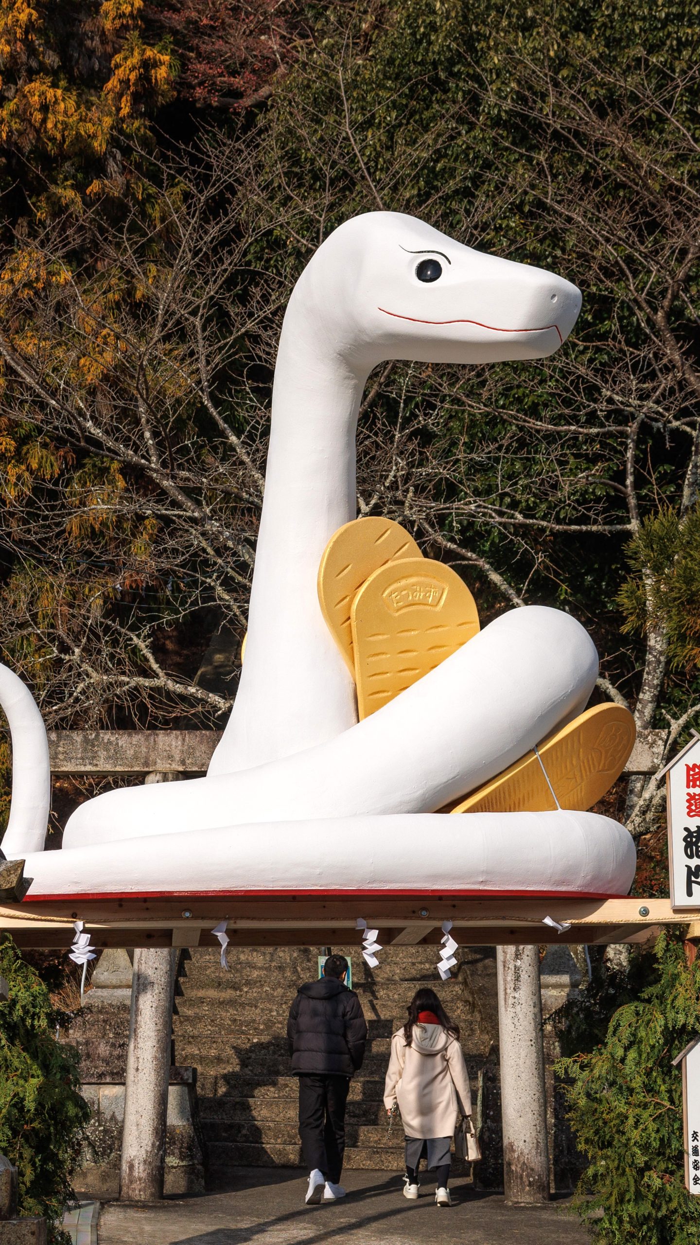 2025年の巳年ジャンボ干支(三重県津市・辰水神社のジャンボ干支)