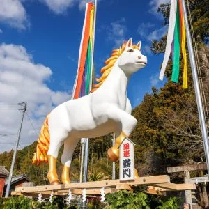 無料壁紙 2026年度の午ジャンボ干支。PCとデスクトップ壁紙に最適な4K高画質の無料壁紙。三重県津市の辰水神社のジャンボ干支で撮影したフリー写真素材