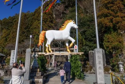 無料壁紙 午ジャンボ干支を参拝する人。PCとデスクトップ壁紙に最適な4K高画質の無料壁紙。三重県津市の辰水神社のジャンボ干支で撮影したフリー写真素材