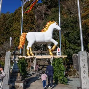 無料壁紙 午ジャンボ干支を参拝する人。PCとデスクトップ壁紙に最適な4K高画質の無料壁紙。三重県津市の辰水神社のジャンボ干支で撮影したフリー写真素材