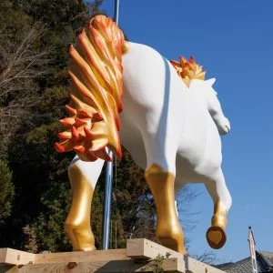 無料壁紙 丙午を象徴する赤い毛先。PCとデスクトップ壁紙に最適な4K高画質の無料壁紙。三重県津市の辰水神社のジャンボ干支で撮影したフリー写真素材