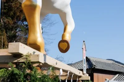 無料壁紙 右足のヒヅメにある♥️。PCとデスクトップ壁紙に最適な4K高画質の無料壁紙。三重県津市の辰水神社のジャンボ干支で撮影したフリー写真素材