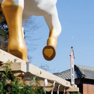 無料壁紙 右足のヒヅメにある♥️。PCとデスクトップ壁紙に最適な4K高画質の無料壁紙。三重県津市の辰水神社のジャンボ干支で撮影したフリー写真素材