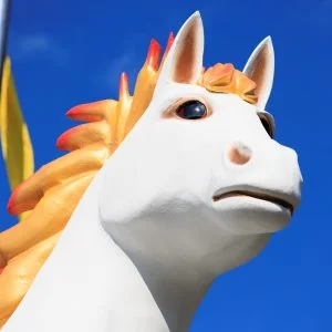 無料壁紙 午ジャンボ干支の凛々しい顔。PCとデスクトップ壁紙に最適な4K高画質の無料壁紙。三重県津市の辰水神社のジャンボ干支で撮影したフリー写真素材