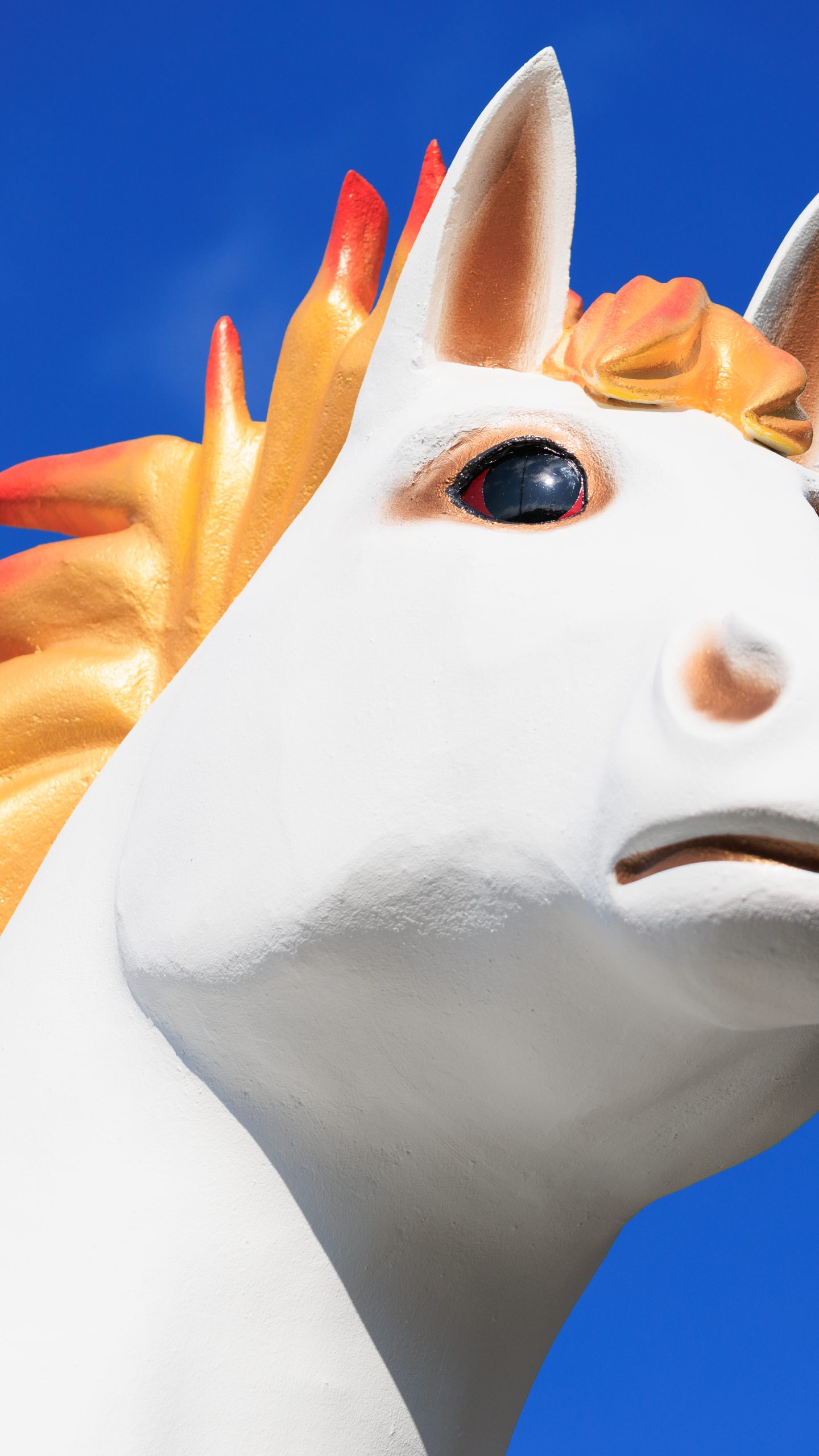 無料壁紙 午ジャンボ干支の凛々しい顔。PCとデスクトップ壁紙に最適な4K高画質の無料壁紙。三重県津市の辰水神社のジャンボ干支で撮影したフリー写真素材