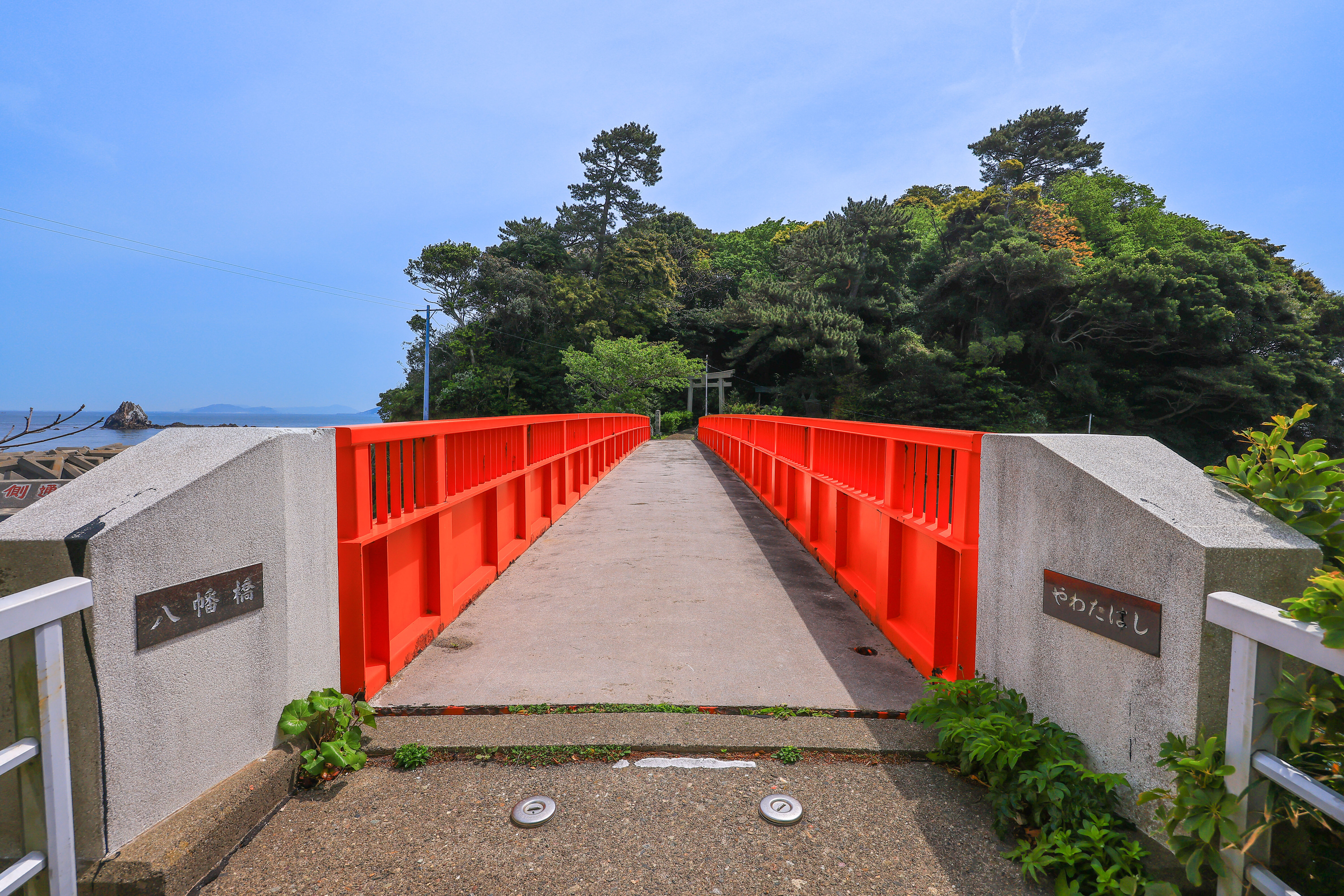 無料壁紙 八幡橋(神社方面)。PCとデスクトップ壁紙に最適な4K高画質の無料壁紙。三重県鳥羽市の答志島で撮影したフリー写真素材
