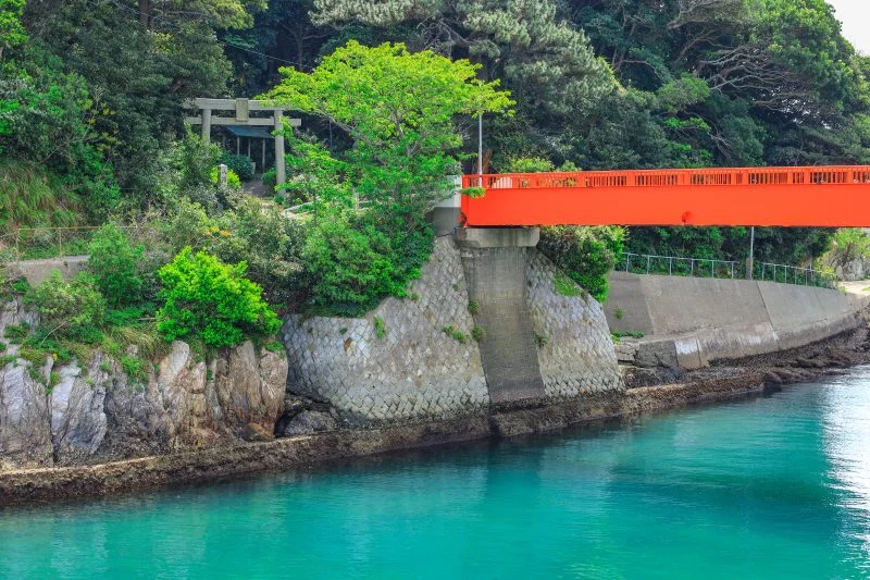 無料壁紙 八幡神社と八幡橋。PCとデスクトップ壁紙に最適な4K高画質の無料壁紙。三重県鳥羽市の答志島で撮影したフリー写真素材