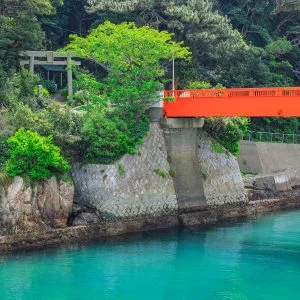 無料壁紙 八幡神社と八幡橋。PCとデスクトップ壁紙に最適な4K高画質の無料壁紙。三重県鳥羽市の答志島で撮影したフリー写真素材