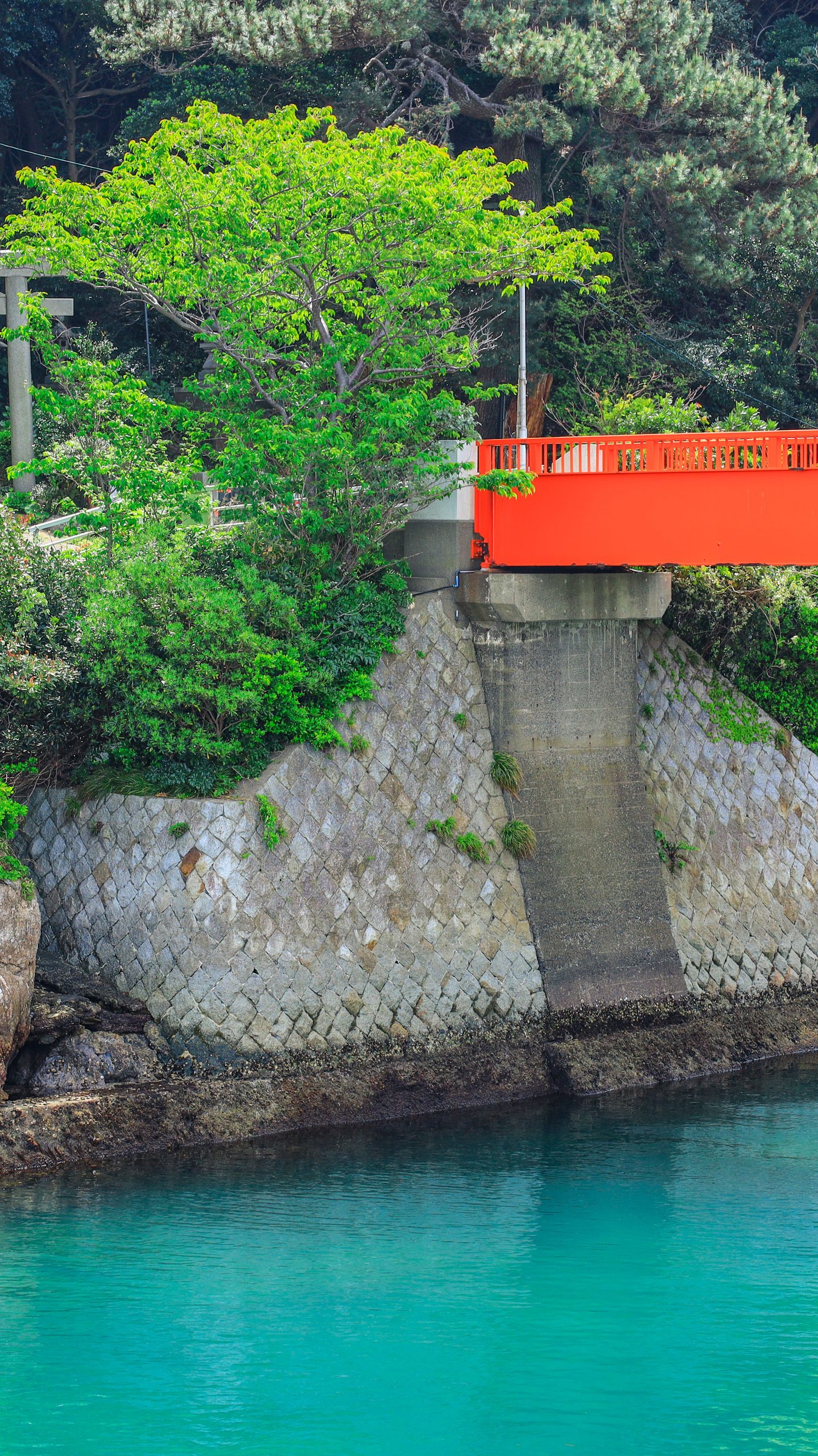 無料壁紙 八幡神社と八幡橋。PCとデスクトップ壁紙に最適な4K高画質の無料壁紙。三重県鳥羽市の答志島で撮影したフリー写真素材