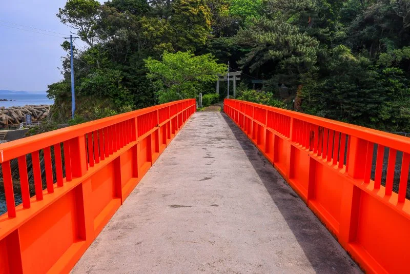 無料壁紙 八幡橋の赤い柵。PCとデスクトップ壁紙に最適な4K高画質の無料壁紙。三重県鳥羽市の答志島で撮影したフリー写真素材
