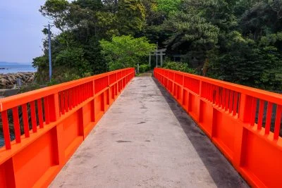 無料壁紙 八幡橋の赤い柵。PCとデスクトップ壁紙に最適な4K高画質の無料壁紙。三重県鳥羽市の答志島で撮影したフリー写真素材