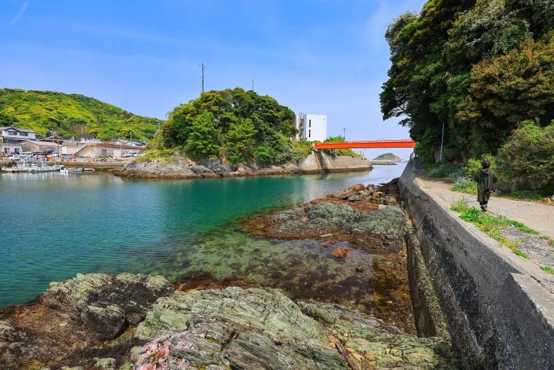 無料壁紙 八幡神社近くの海。PCとデスクトップ壁紙に最適な4K高画質の無料壁紙。三重県鳥羽市の答志島で撮影したフリー写真素材