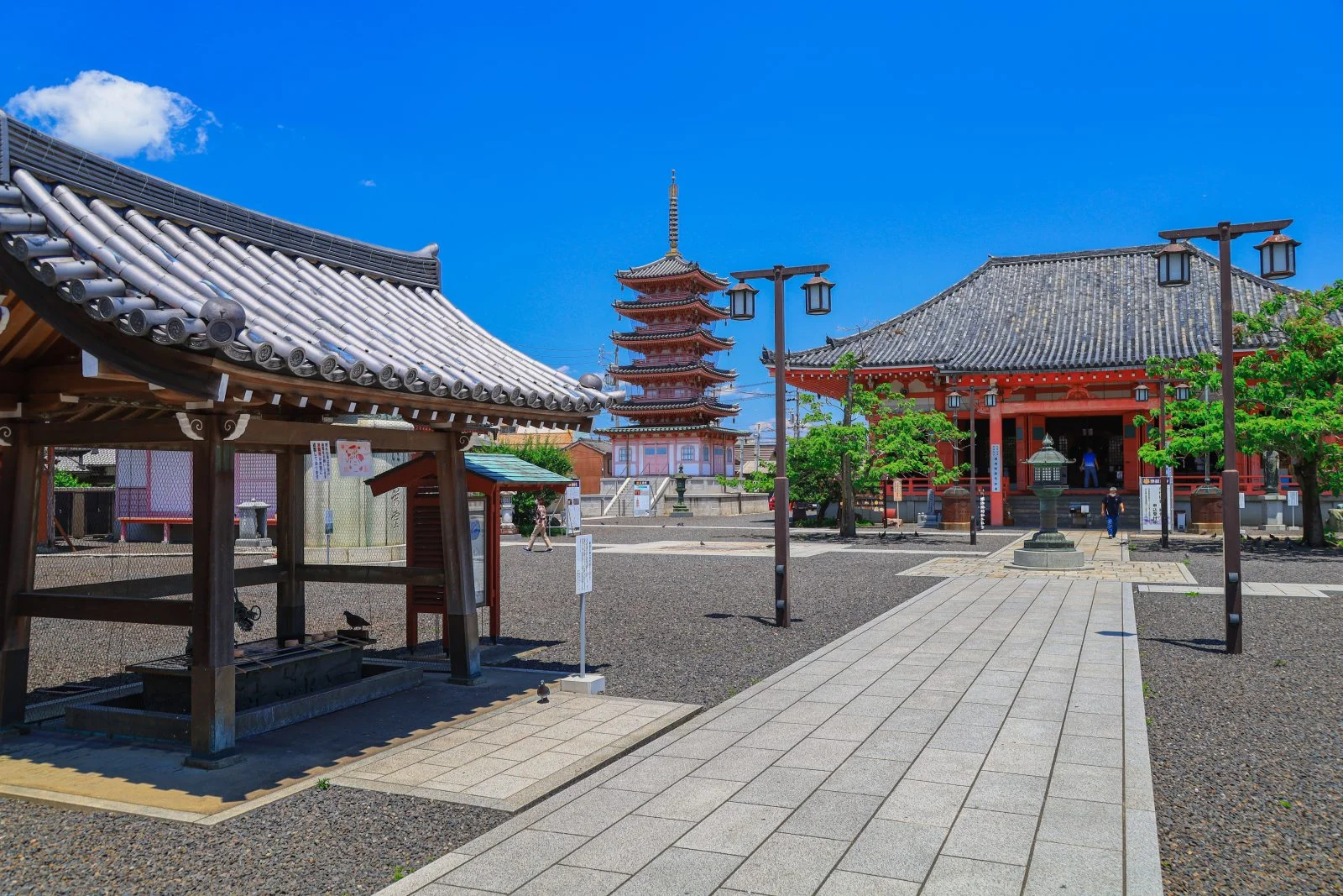 無料壁紙 津観音の境内。PCとデスクトップ壁紙に最適な4K高画質の無料壁紙。三重県津市の津観音で撮影したフリー写真素材