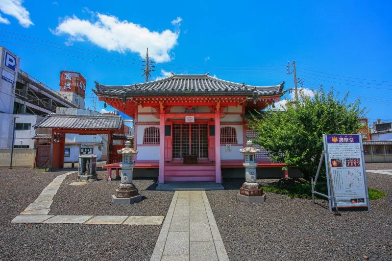 無料壁紙 護摩堂。PCとデスクトップ壁紙に最適な4K高画質の無料壁紙。三重県津市の津観音で撮影したフリー写真素材