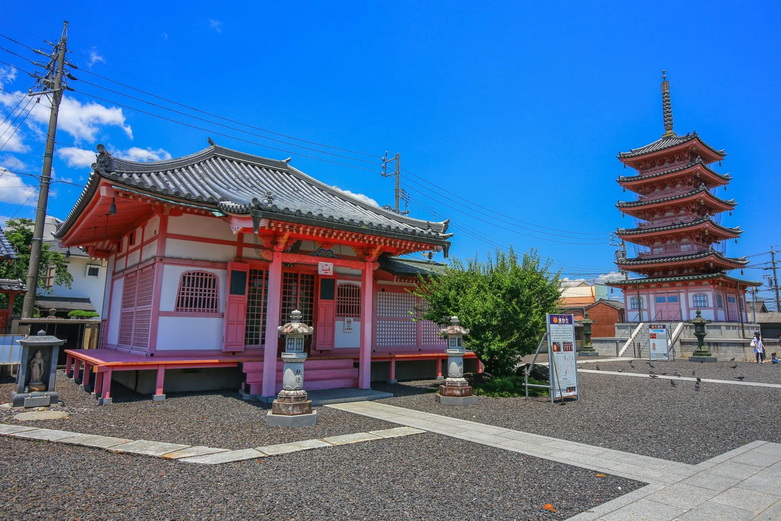 無料壁紙 護摩堂と五重塔。PCとデスクトップ壁紙に最適な4K高画質の無料壁紙。三重県津市の津観音で撮影したフリー写真素材