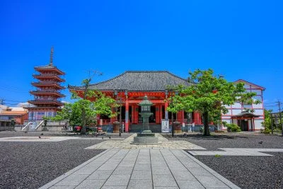 無料壁紙 本堂と五重塔。PCとデスクトップ壁紙に最適な4K高画質の無料壁紙。三重県津市の津観音で撮影したフリー写真素材