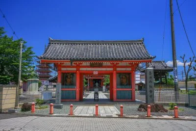 無料壁紙 朱い門。PCとデスクトップ壁紙に最適な4K高画質の無料壁紙。三重県津市の津観音で撮影したフリー写真素材