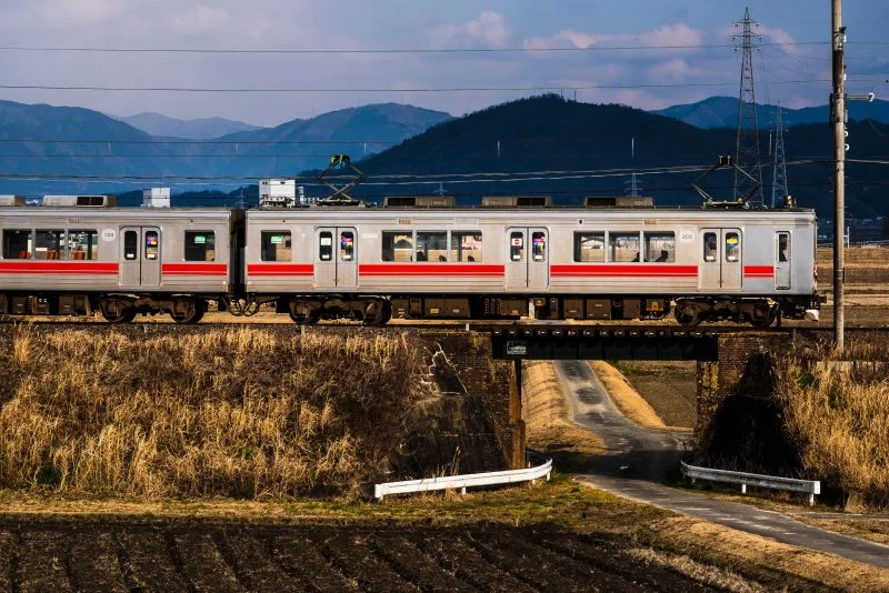 無料壁紙 田舎を走る伊賀鉄道。PCとデスクトップ壁紙に最適な4K高画質の無料壁紙。三重県鉄道の伊賀鉄道で撮影したフリー写真素材