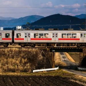 無料壁紙 田舎を走る伊賀鉄道。PCとデスクトップ壁紙に最適な4K高画質の無料壁紙。三重県鉄道の伊賀鉄道で撮影したフリー写真素材