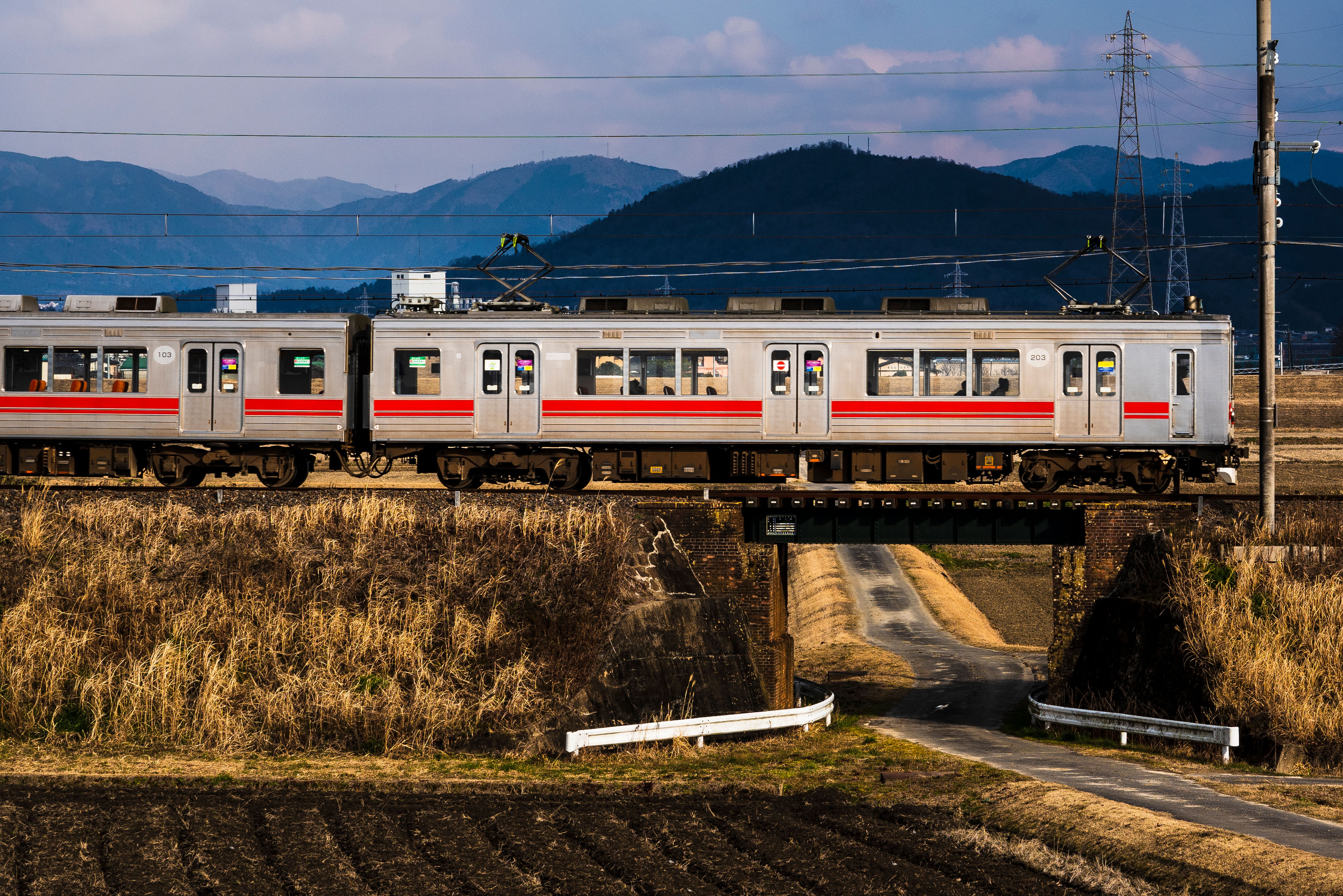 無料壁紙 田舎を走る伊賀鉄道。PCとデスクトップ壁紙に最適な4K高画質の無料壁紙。三重県鉄道の伊賀鉄道で撮影したフリー写真素材