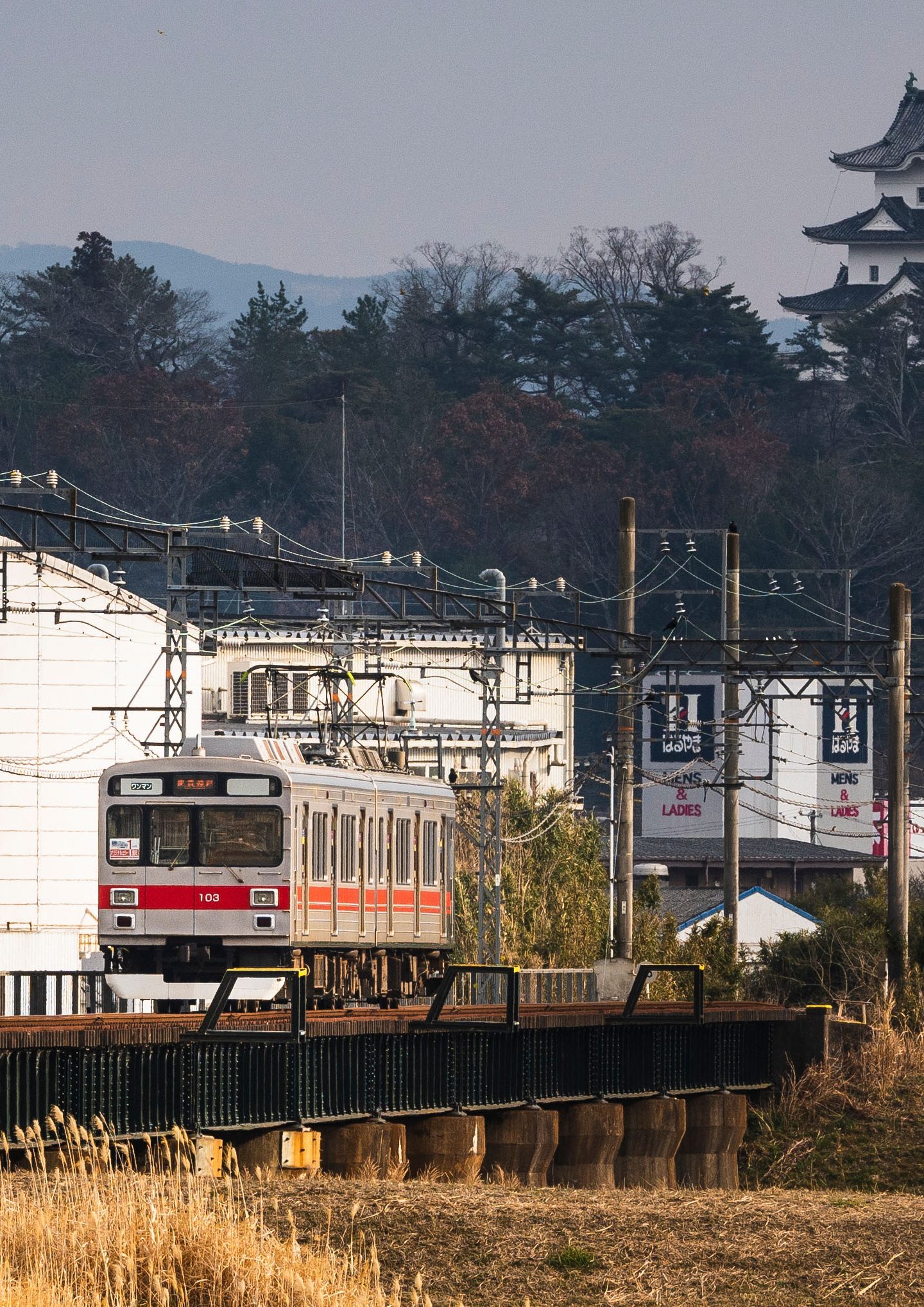 無料壁紙 伊賀鉄道と伊賀上野城。PCとデスクトップ壁紙に最適な4K高画質の無料壁紙。三重県鉄道の伊賀鉄道で撮影したフリー写真素材