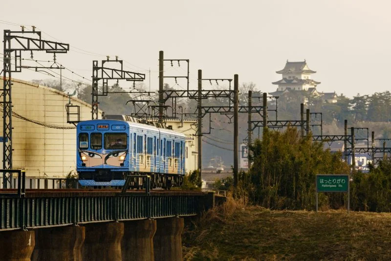 無料壁紙 忍者列車と伊賀上野城。PCとデスクトップ壁紙に最適な4K高画質の無料壁紙。三重県鉄道の伊賀鉄道で撮影したフリー写真素材