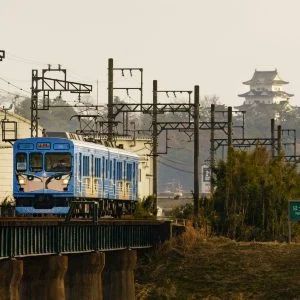 無料壁紙 忍者列車と伊賀上野城。PCとデスクトップ壁紙に最適な4K高画質の無料壁紙。三重県鉄道の伊賀鉄道で撮影したフリー写真素材