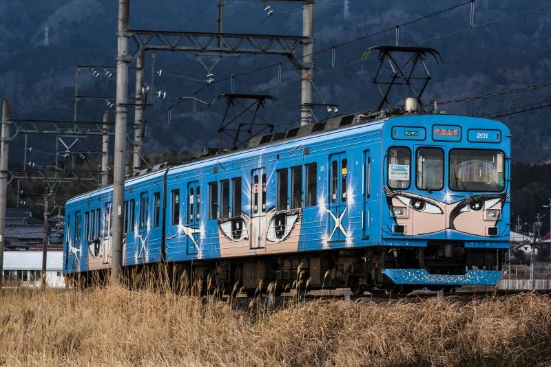無料壁紙 青い忍者列車。PCとデスクトップ壁紙に最適な4K高画質の無料壁紙。三重県鉄道の伊賀鉄道で撮影したフリー写真素材