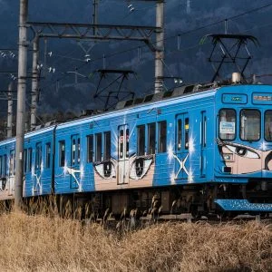 無料壁紙 青い忍者列車。PCとデスクトップ壁紙に最適な4K高画質の無料壁紙。三重県鉄道の伊賀鉄道で撮影したフリー写真素材