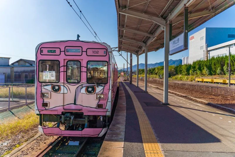 無料壁紙 ピンクの忍者列車。PCとデスクトップ壁紙に最適な4K高画質の無料壁紙。三重県鉄道の伊賀鉄道で撮影したフリー写真素材