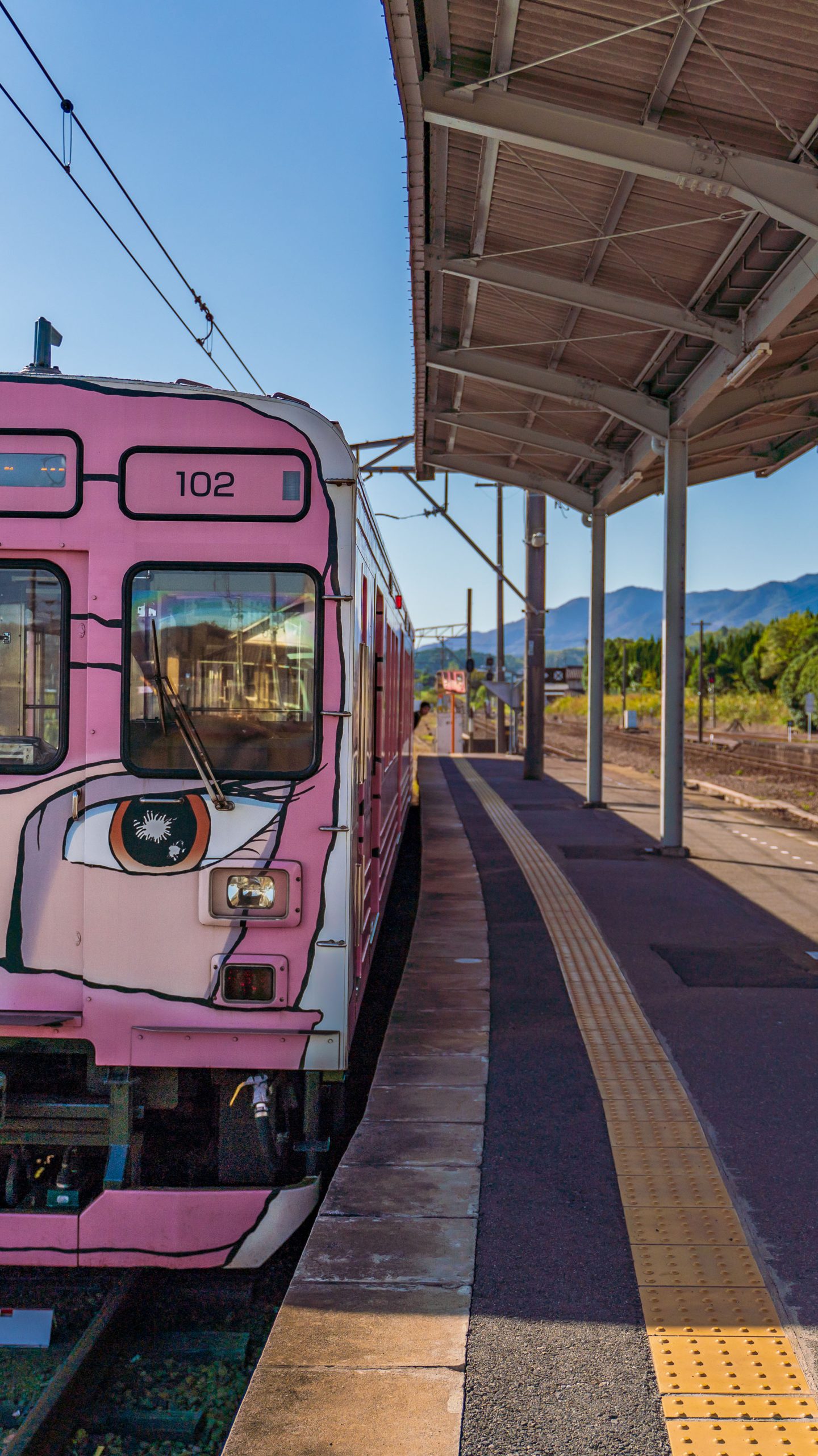 無料壁紙 ピンクの忍者列車。PCとデスクトップ壁紙に最適な4K高画質の無料壁紙。三重県鉄道の伊賀鉄道で撮影したフリー写真素材