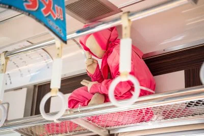 無料壁紙 列車内に隠れる忍者。PCとデスクトップ壁紙に最適な4K高画質の無料壁紙。三重県鉄道の伊賀鉄道で撮影したフリー写真素材