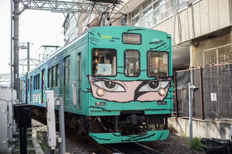 無料壁紙 緑の忍者列車。PCとデスクトップ壁紙に最適な4K高画質の無料壁紙。三重県鉄道の伊賀鉄道で撮影したフリー写真素材