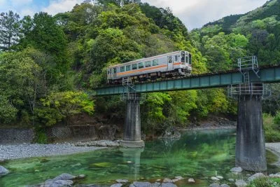 無料壁紙 新緑の伊勢鎌倉。PCとデスクトップ壁紙に最適な4K高画質の無料壁紙。三重県鉄道の名松線で撮影したフリー写真素材