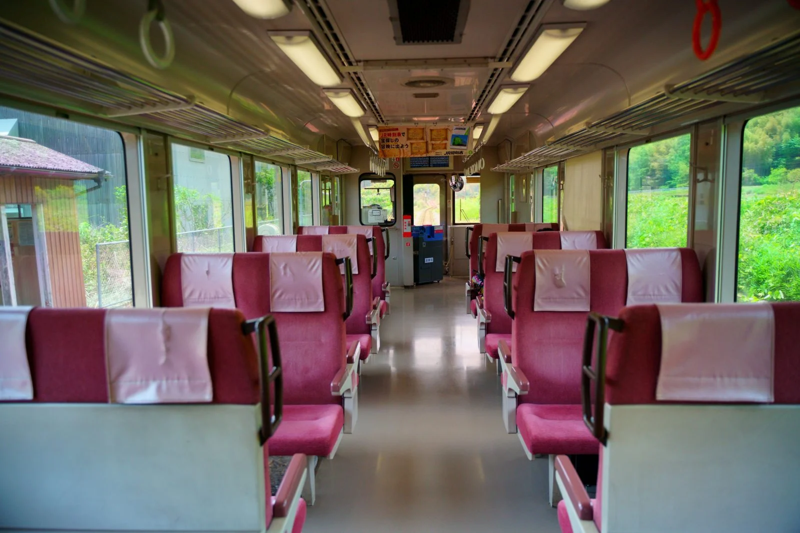 無料壁紙 名松線の車内（座席）。PCとデスクトップ壁紙に最適な4K高画質の無料壁紙。三重県鉄道の名松線で撮影したフリー写真素材