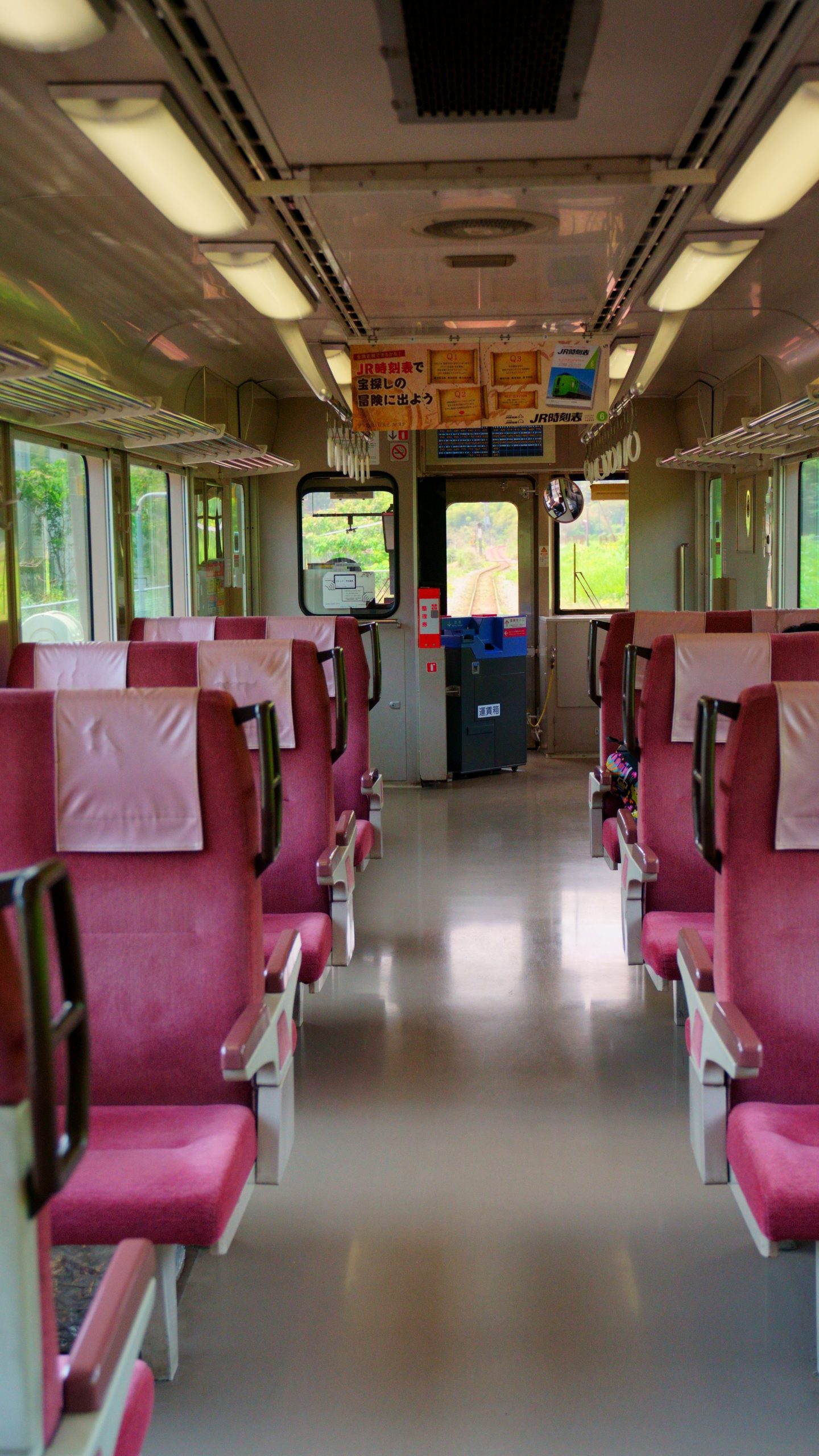 無料壁紙 名松線の車内(座席)。PCとデスクトップ壁紙に最適な4K高画質の無料壁紙。三重県鉄道の名松線で撮影したフリー写真素材