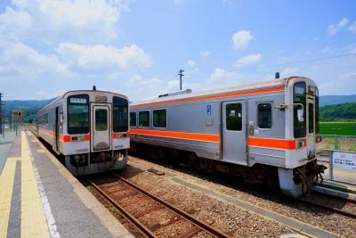 無料壁紙 家城駅での上下線入れ替え。PCとデスクトップ壁紙に最適な4K高画質の無料壁紙。三重県鉄道の名松線で撮影したフリー写真素材