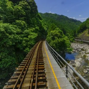 無料壁紙 車窓からの眺め（比津駅周辺）。PCとデスクトップ壁紙に最適な4K高画質の無料壁紙。三重県鉄道の名松線で撮影したフリー写真素材