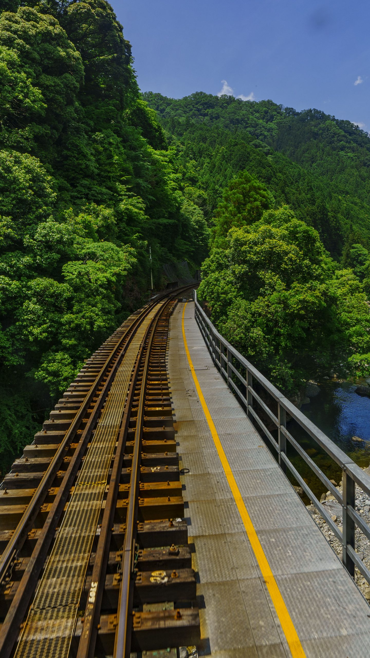 無料壁紙 車窓からの眺め(比津駅周辺)。PCとデスクトップ壁紙に最適な4K高画質の無料壁紙。三重県鉄道の名松線で撮影したフリー写真素材
