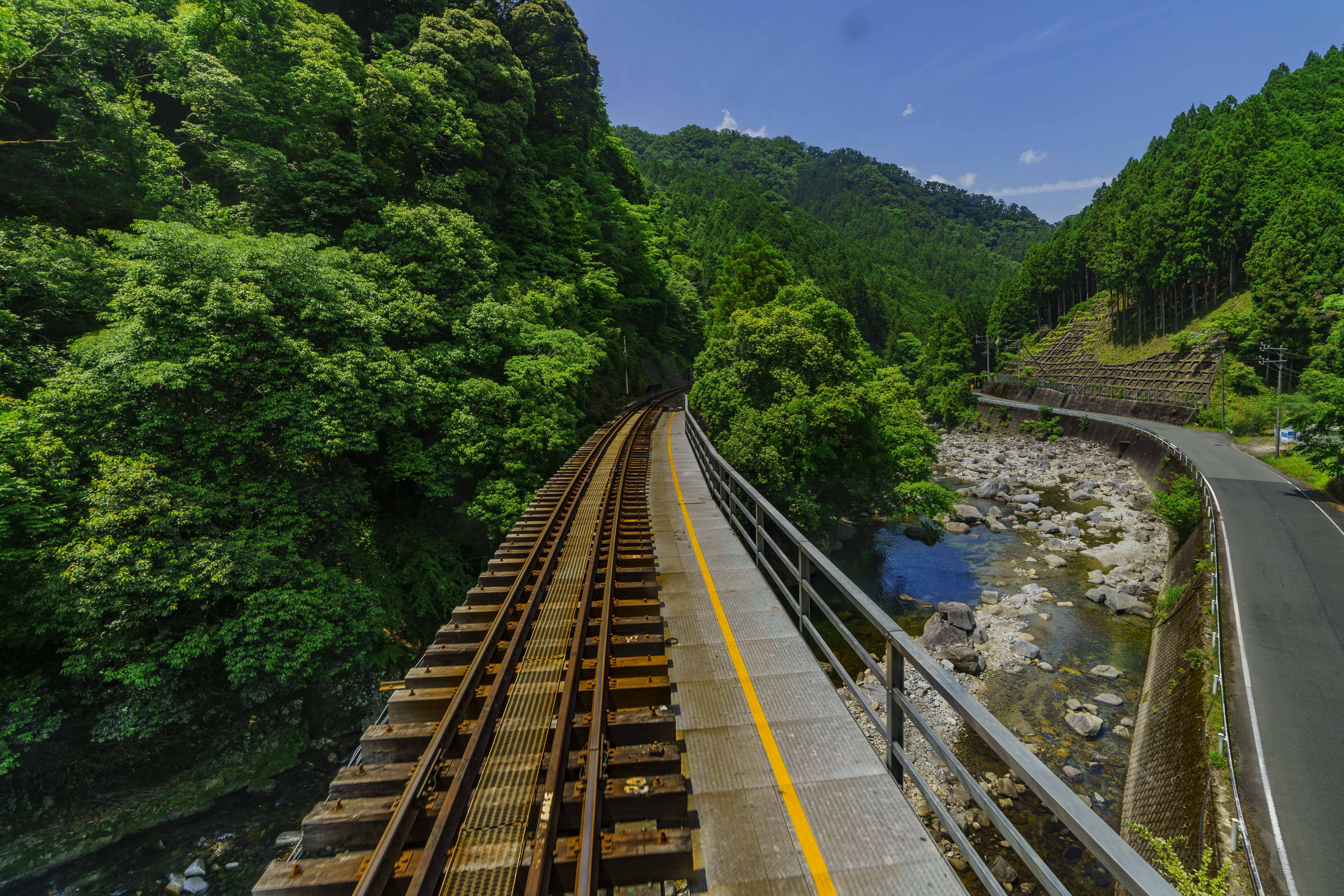 無料壁紙 車窓からの眺め(比津駅周辺)。PCとデスクトップ壁紙に最適な4K高画質の無料壁紙。三重県鉄道の名松線で撮影したフリー写真素材