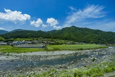 無料壁紙 車窓からの眺め（伊勢竹原駅周辺）。PCとデスクトップ壁紙に最適な4K高画質の無料壁紙。三重県鉄道の名松線で撮影したフリー写真素材