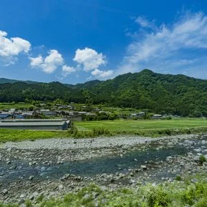 無料壁紙 車窓からの眺め（伊勢竹原駅周辺）。PCとデスクトップ壁紙に最適な4K高画質の無料壁紙。三重県鉄道の名松線で撮影したフリー写真素材