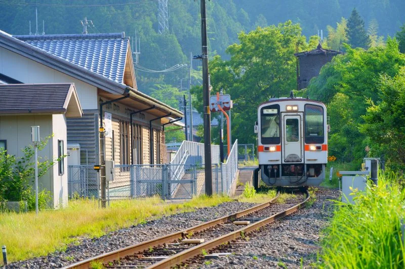 無料壁紙 新緑の伊勢奥津駅。PCとデスクトップ壁紙に最適な4K高画質の無料壁紙。三重県鉄道の名松線で撮影したフリー写真素材