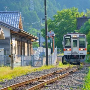 無料壁紙 新緑の伊勢奥津駅。PCとデスクトップ壁紙に最適な4K高画質の無料壁紙。三重県鉄道の名松線で撮影したフリー写真素材