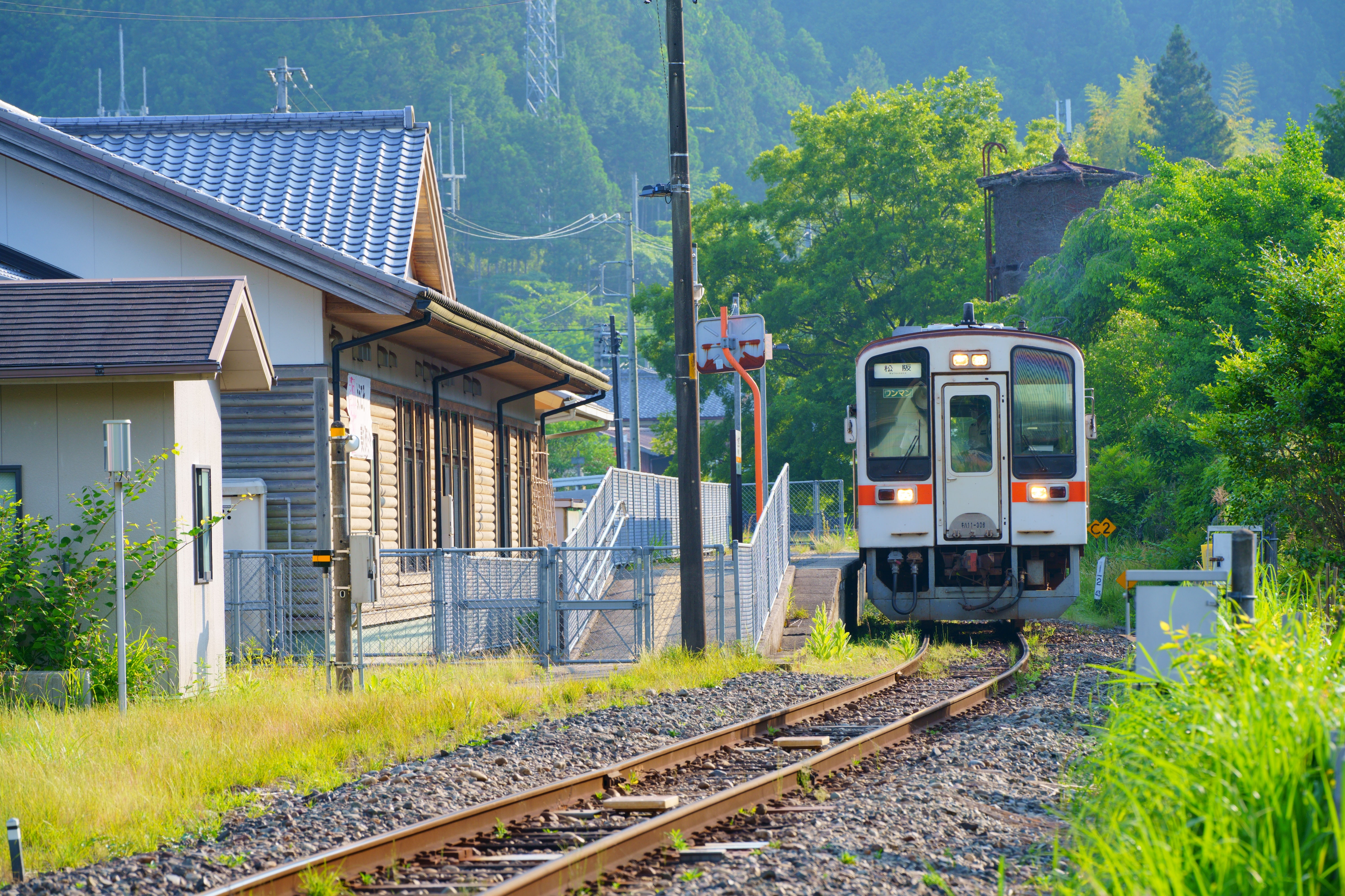 無料壁紙 新緑の伊勢奥津駅。PCとデスクトップ壁紙に最適な4K高画質の無料壁紙。三重県鉄道の名松線で撮影したフリー写真素材