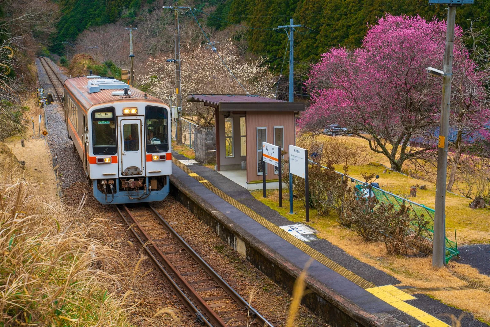 無料壁紙 冬の比津駅。PCとデスクトップ壁紙に最適な4K高画質の無料壁紙。三重県鉄道の名松線で撮影したフリー写真素材