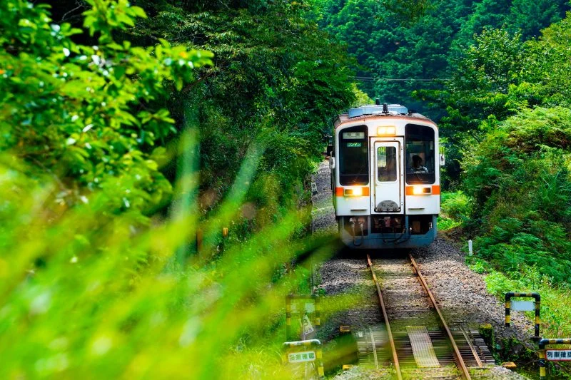無料壁紙 新緑の比津駅。PCとデスクトップ壁紙に最適な4K高画質の無料壁紙。三重県鉄道の名松線で撮影したフリー写真素材