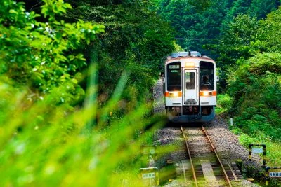 無料壁紙 新緑の比津駅。PCとデスクトップ壁紙に最適な4K高画質の無料壁紙。三重県鉄道の名松線で撮影したフリー写真素材